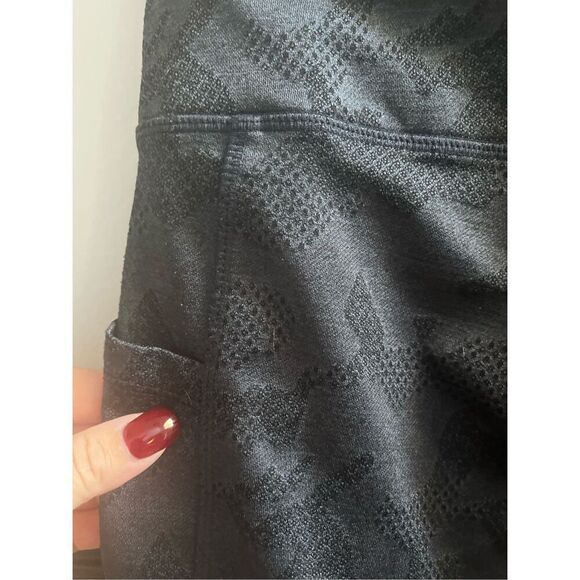 Mondetta Performance + Luxury Black Textured Print Leggings ga sz L EUC - Picture 8 of 10